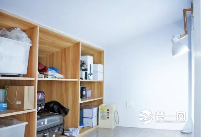 玄关做了嵌入式鞋柜,分上下两层,上层用来放清洁用品,下层放鞋。 柜子中间区域,用来放一些随手用的用品,如钥匙等~ 客厅不大,除了电视柜就是沙发。用小推车代替茶几,比较灵活。 客厅面积不大,为了看着清爽,业主没有放太多家具,客厅内唯一的收纳家具就是电视柜了。