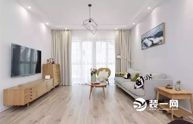 原木搭配米色装饰 90平米小户型充满自由舒适感